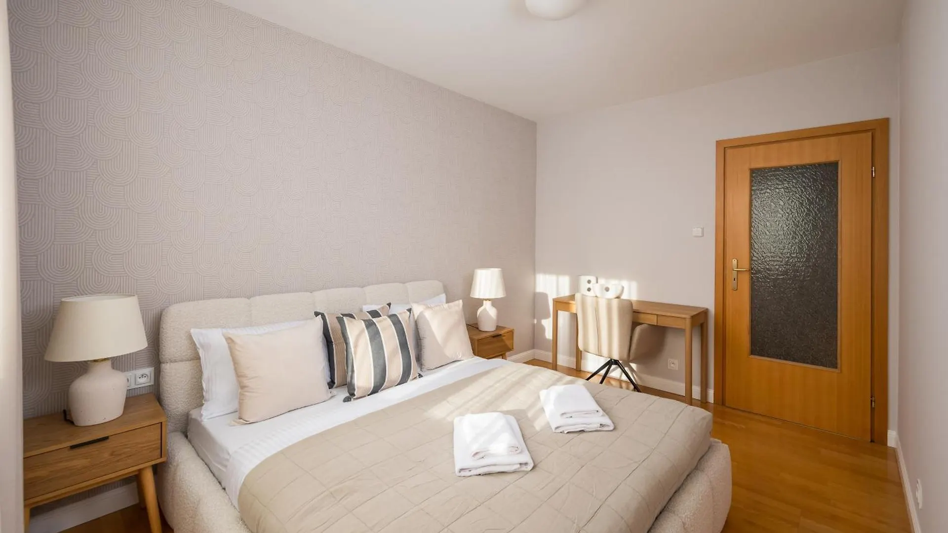 Metro Imielin 2-Bedroom Apartment Warsaw 0*,