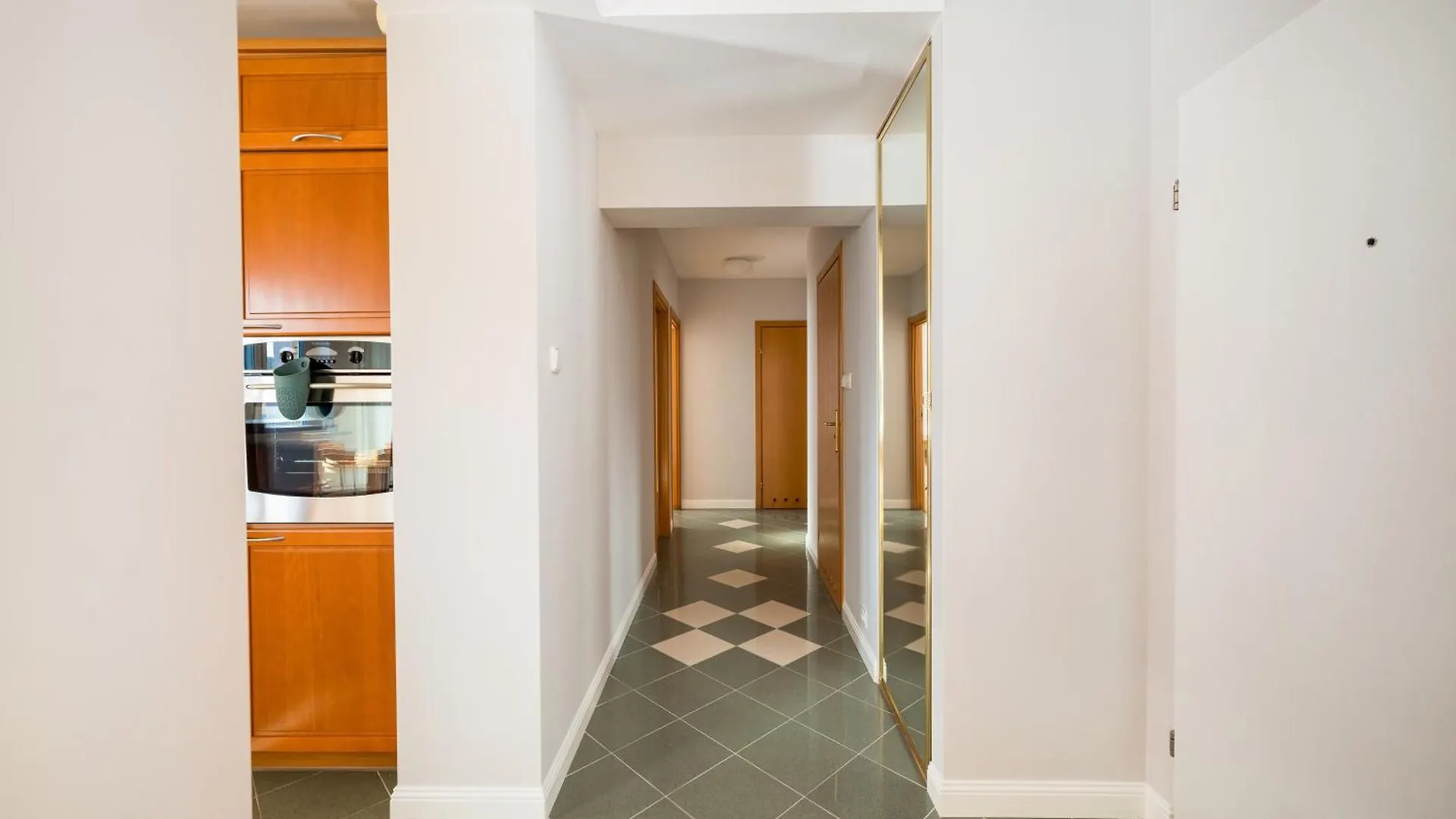 Metro Imielin 2-Bedroom Apartment Warszawa